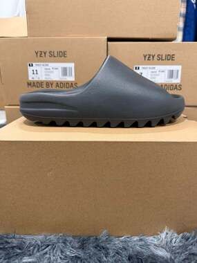 Adidas Yeezy Slide Onyx Size 8 HQ6448